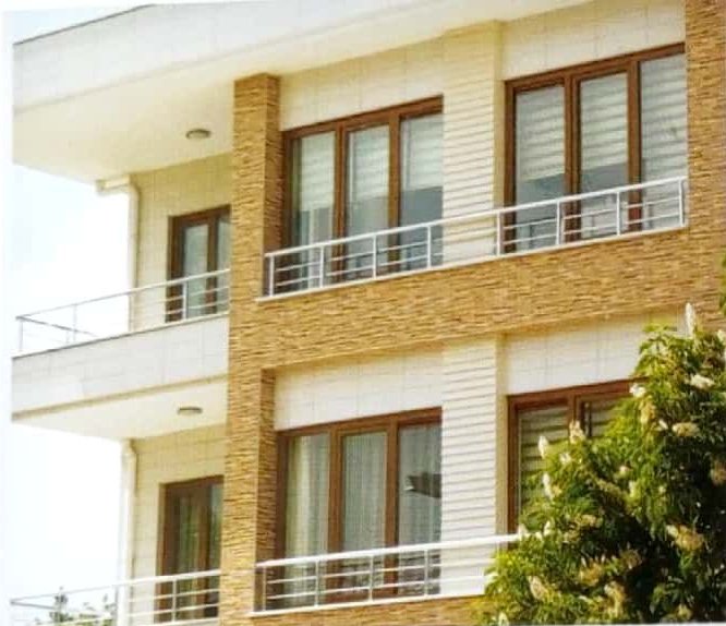 Ahşap pencereli konut